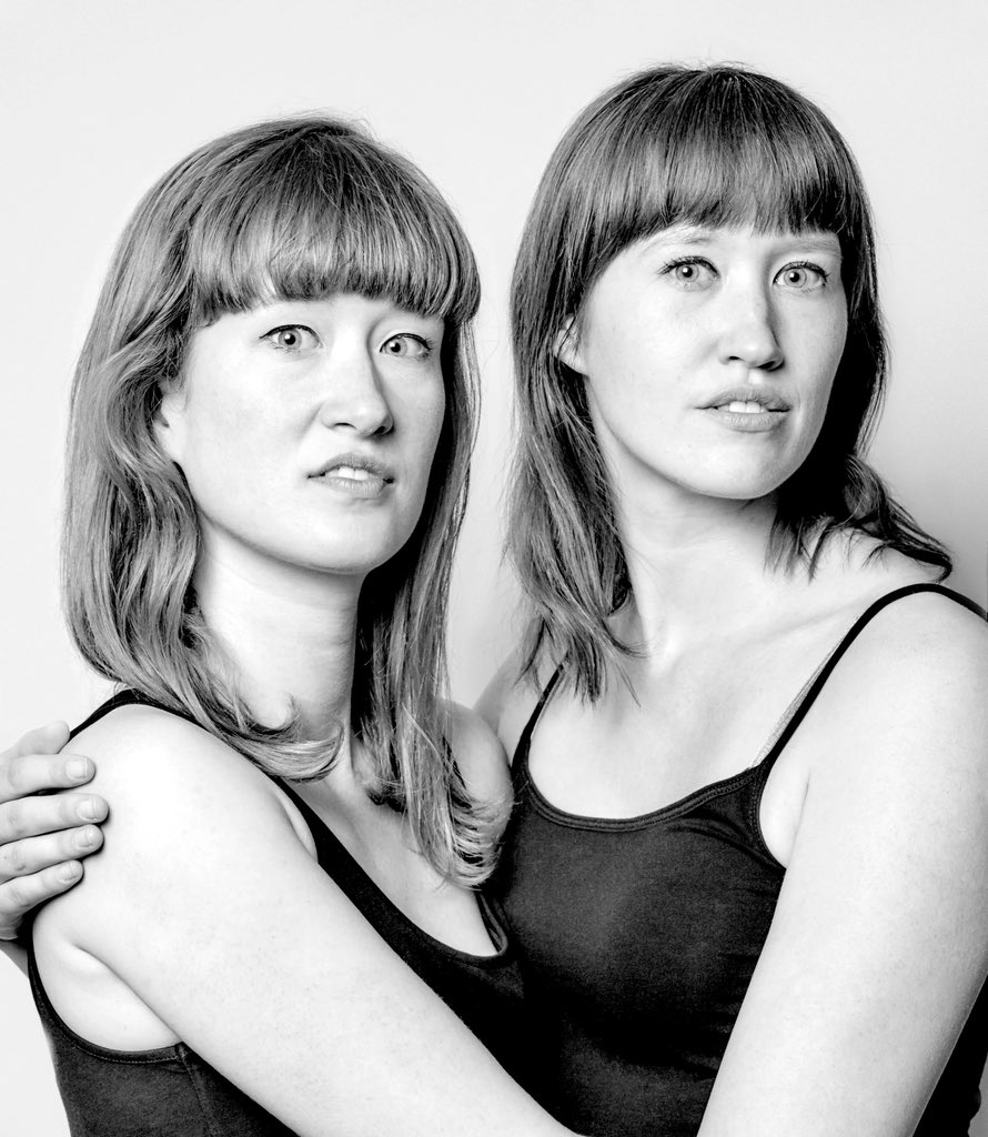 HumansNoContext's tweet photo. For more than 20 years, Canadian photographer François Brunelle has tracked down strangers who look almost identical despite having no known family connection.

He photographed these unrelated “twins” together, often as they meet for the first time. https://t.co/Uewuqna6Bx