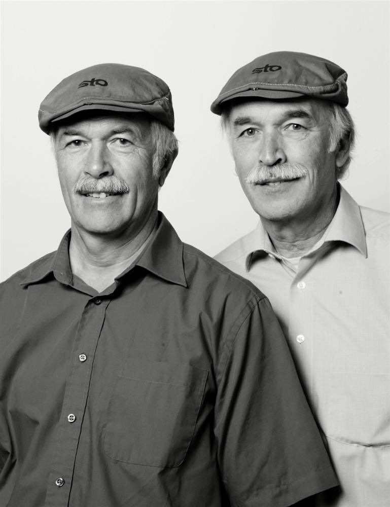 HumansNoContext's tweet photo. For more than 20 years, Canadian photographer François Brunelle has tracked down strangers who look almost identical despite having no known family connection.

He photographed these unrelated “twins” together, often as they meet for the first time. https://t.co/Uewuqna6Bx