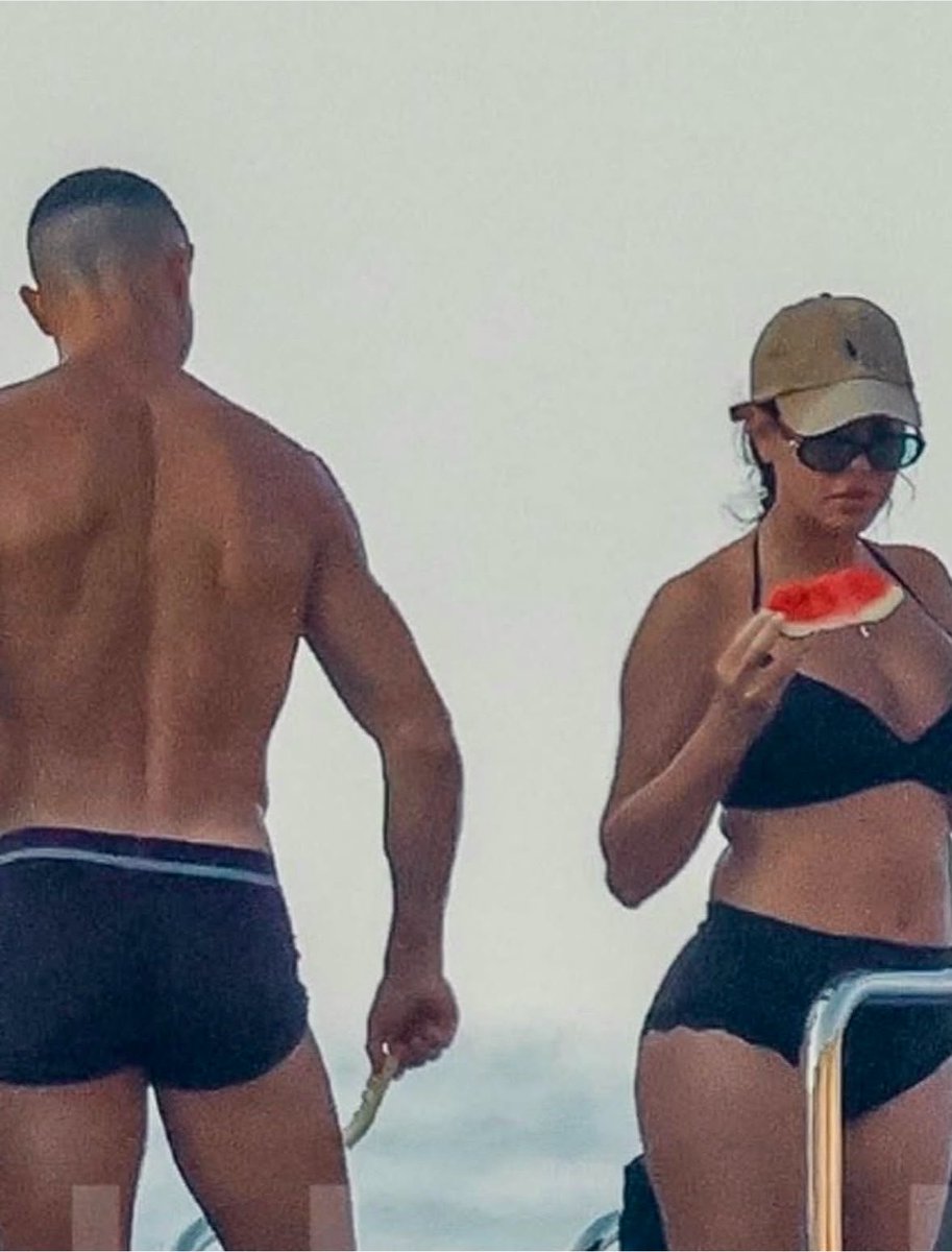FutbolHub_'s tweet photo. 🚨📲| 𝐍𝐄𝐖: Cristiano Ronaldo's wife to be, Georgina on IG;

🗣️ “My body will change, just as every woman’s body changes. And I hope it continues to do so for many years, because that will mean I am still alive.”

“I am the mother of six wonderful children. Three of them are girls who will one day become incredible women. And if there is one thing I hope to teach them, together with Cris, whom I am deeply proud of for the values he passes on as both a father and a man, it is that a person’s worth should never depend on their appearance or on the opinions of strangers.”

“That small dose of positivity that I try to give them every day also helps me keep finding my own way in a world filled with so much illusion and superficiality.”