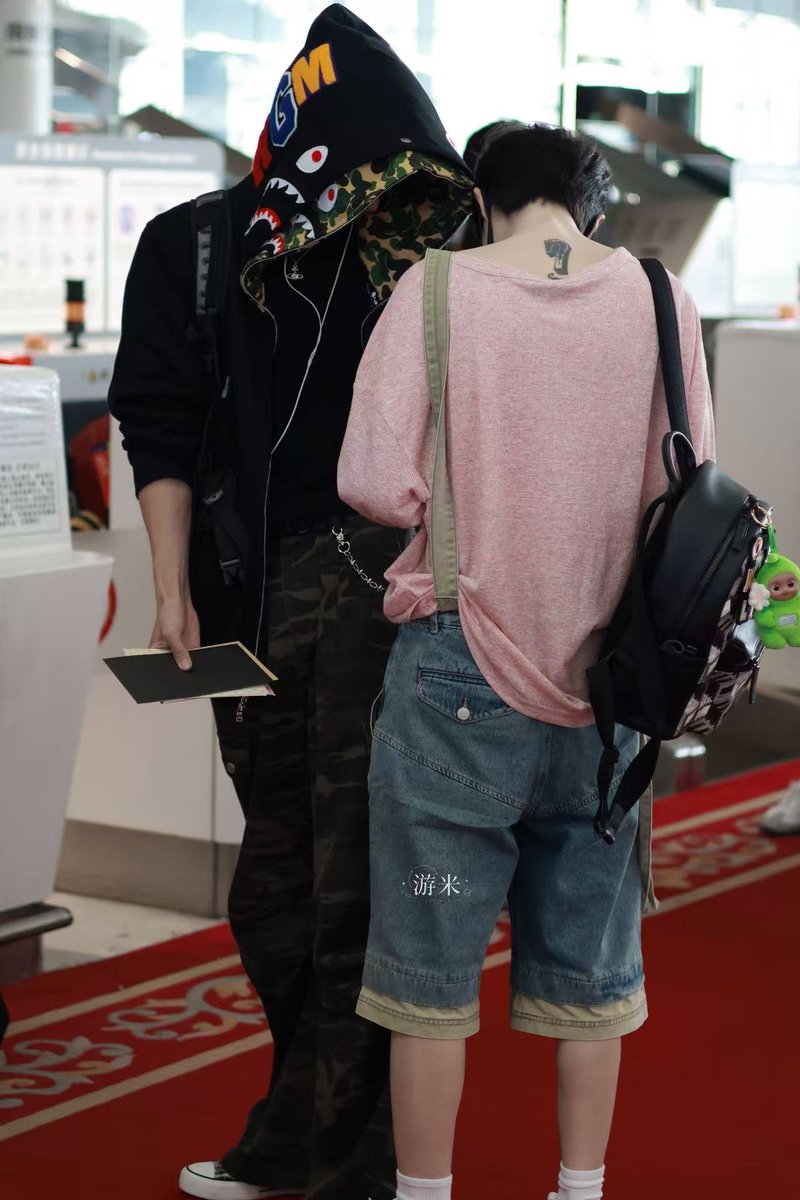 fluffyharua's tweet photo. posesif bgt sih bro.. tato keliatan sedikit aja langsung diumpetin, dasar si paling bucin 😮‍💨 https://t.co/TgGMdkJ8of
