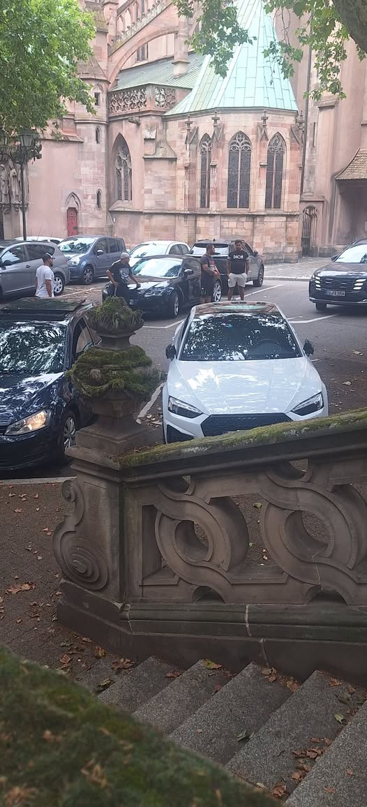 F_Desouche's tweet photo. Strasbourg : les « placiers » exaspèrent les habitants, soumis à des pressions et menacés de voir leur voiture vandalisée s’ils refusent de payer https://t.co/eBp5611RJa
