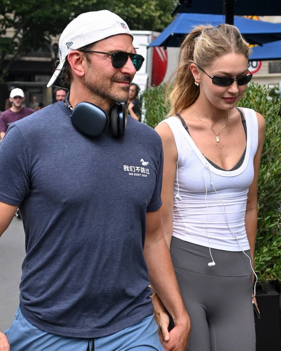 gossipmagazinn's tweet photo. Hollywood yıldızlarının “çirkin erkek sevdası” gündeminin ardından Gigi Hadid, taş gibi sevgilisi Bradley Cooper ile görüntülendi. https://t.co/yqQYSRIONf