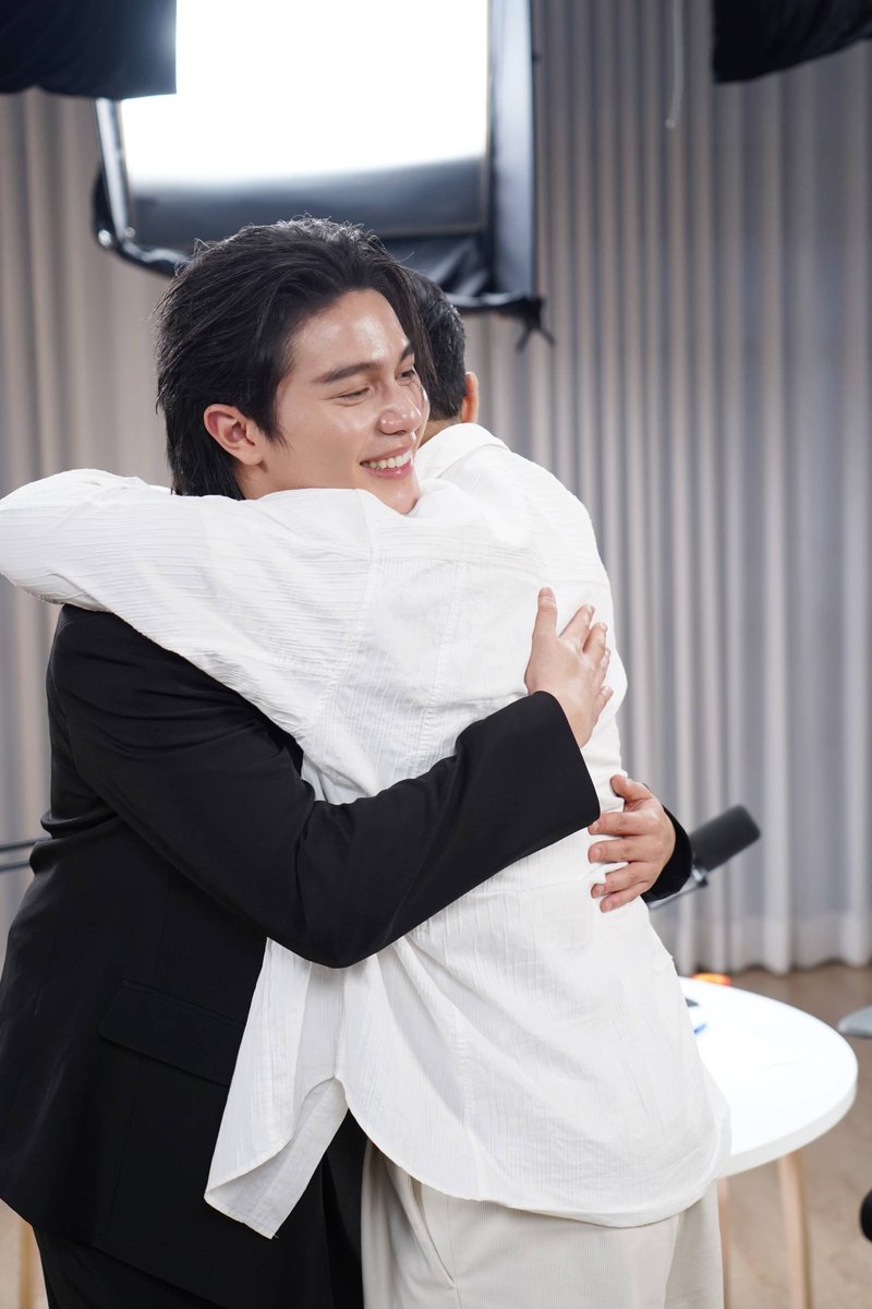 Ting_ThinkThing's tweet photo. วิลเลี่ยม LYKN ย้อนอดีตสุดอ่อนไหว ร้องไห้จนหายใจไม่ออก - เปิดใจทุกแง่มุมผ่านรายการ Woody Talk

WILLIAM X WOODY
#WilliamjkpXWoodytalk

📺  
https://t.co/ejUjReWqL3

“เพื่อนอาจจะคิดว่าผมไม่ได้เป็นคนแคร์คน คิดว่าอาจจะปล่อยผ่าน ไม่ได้อะไร แต่จริง ๆ ผมแคร์เขาเยอะมาก ๆ เวลาที่มีอะไรที่ไม่ดี หรือว่าอะไรสักอย่างที่เราจับเรดาร์ได้ เราจะเอาไปนอยด์เอง บางทีเรื่องคนอื่น เราได้ยินมาแล้วก็กลับมาคิดเอง แล้วเราก็เครียด 

อย่างพี่เอส เขาจะเป็นคนที่ Emotional มาก ๆ เมื่อก่อนผมไม่ได้รู้สึกอะไร แค่ปลอบเขา เหมือนเราไม่ได้รู้สึกอะไรกับเขาด้วย แต่หลังจากนั้นผมเพิ่งมาค้นพบว่าจริง ๆ ผมรู้สึกและเก็บมาตลอด ไม่เคยบอกใคร ไม่มีที่ระบายมากกว่า เพราะว่าเมื่อก่อนจะระบายกับโน้ตในโทรศัพท์ ตอนนั้นเก็บมาตลอด จนช่วงแรกที่ซีรีส์ออนแอร์ ผม cut off อยู่ดี ๆ ก็น้ำตาแตก อยู่ดี ๆ ก็ร้องไห้จนหายใจไม่ออก... ตอนนั้นผมกลัวคน judge มาก ว่าผมอ่อนแอ ผมทำไม่ได้”

สามารถติดตาม WOODY TALK ได้ที่ช่องทาง Podcast : WOODY TALK , Facebook: Woody, Youtube: Woody