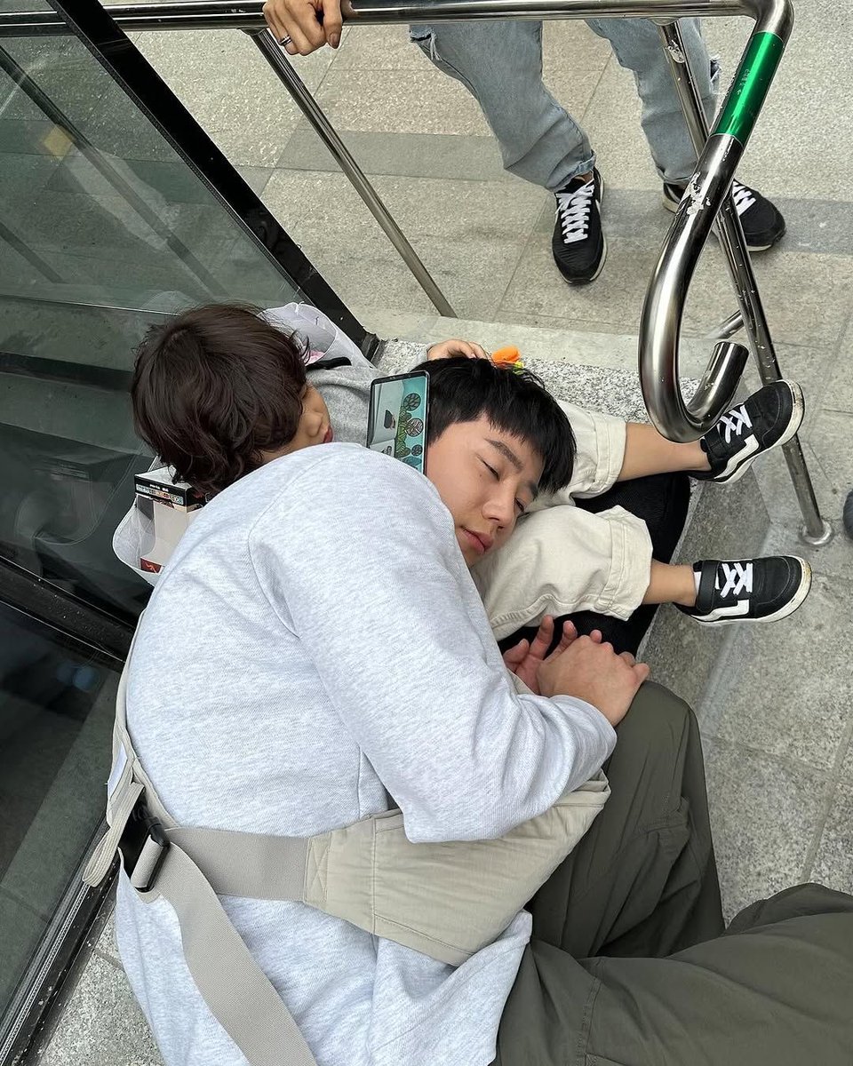 babysorry013's tweet photo. ㅈㄴ 웃기네
이준영 그 거구로 꾸깃꾸깃 애기무릎베고 누운것도 어이없는데 애기 신경 1도 안 쓰고 이준영을 그저 핸드폰 거치대 1로 쓰고 있음 https://t.co/AIS66GBIJq