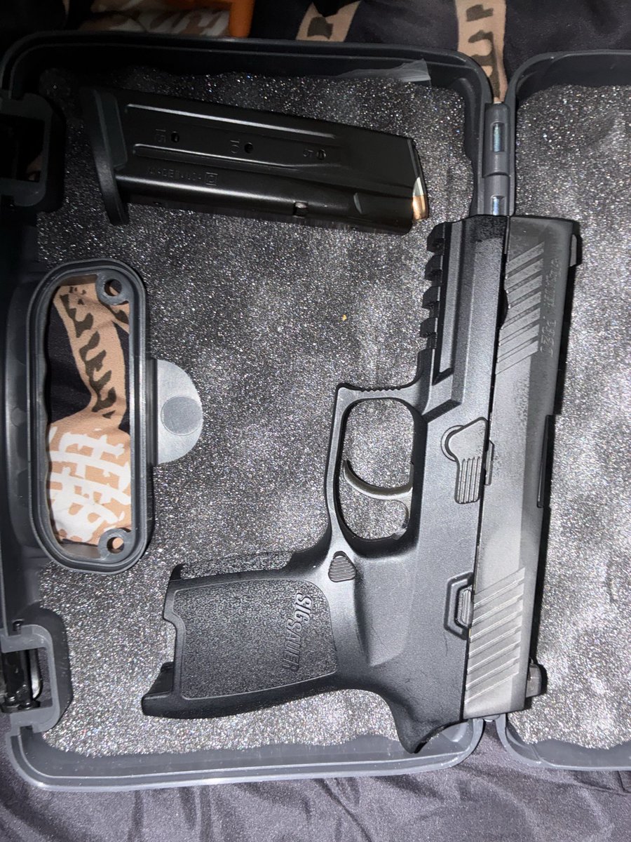 LeeMan1313's tweet photo. @gunfanatics1 My parents were the original owners of SIG in 1985, and I have carried on the tradition with my siblings. SIG is my preferred handgun. 🙏🏿❤️🇺🇸🇺🇸🇺🇸 https://t.co/K99PqnaHwl