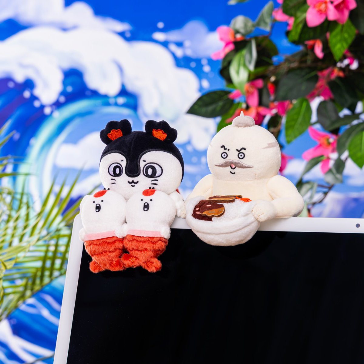 chiikawa_market's tweet photo. 🏝️新商品🏝️

『映画ちいかわ デスクトップから見守るひっかけぬいぐるみ（全2種）』
各2,420円(税込)

PCやTVに ひっかければ
ちょこんと見せてくれる とっておきのハーモニー🐟🐟🍛

#ちいかわマーケット にて
8/7(金)11時発売🎬

🔻#映画ちいかわ グッズ詳細はリプライをCHECK🔻 https://t.co/palNxFUtk7