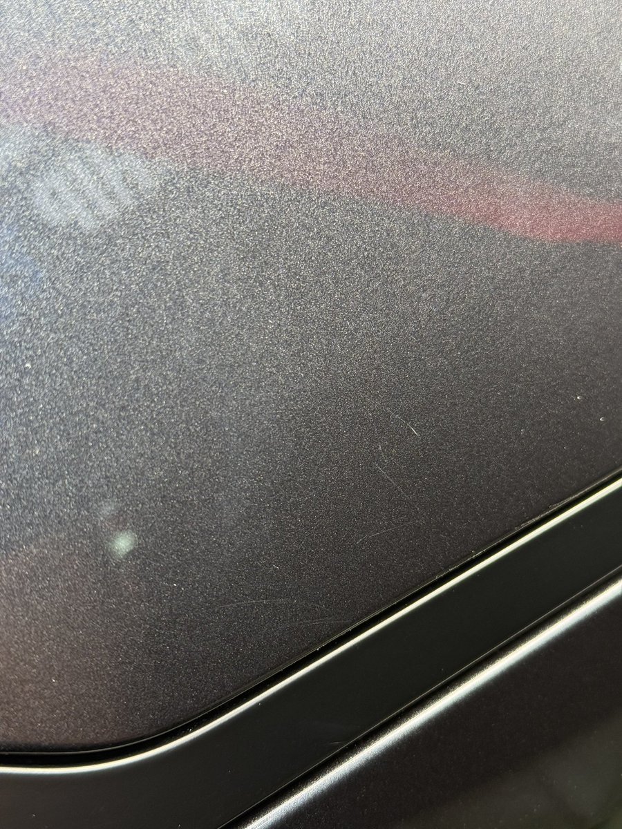 a_n737max's tweet photo. テスラモデルy 納車しました！
納車して10秒　早速無数の線傷と汚れを発見
これ訴えてもいいレベル？？？？ https://t.co/c8R7vxoYQ7