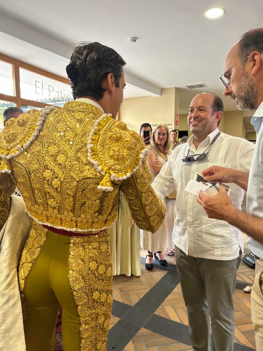 Hdad_Amargura's tweet photo. #ACTUALIDAD | Nuestro hermano mayor, en representación de nuestra hermandad, tuvo ocasión de saludar y agradecer al torero Juan Ortega en el Puerto de Santa María, por su disposición y ayuda en la pasada velá de San Juan Bautista, en la que donó un capote de brega para el sorteo. https://t.co/Cxj6rTYKZg