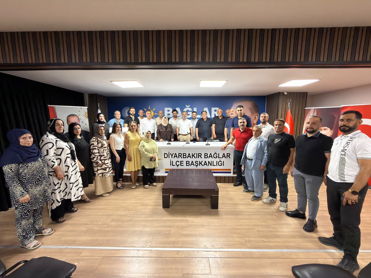 AkBaglarGnclik's tweet photo. 📍 AK Parti Bağlar İlçe Başkanlığı

İlçe Başkanımız Sn.@Feritavcikiran başkanlığında İlçe. G.K Başkanımız Sn.@BaranElkaan katılımıyla yönetim kurulu üyelerimizin ve dava arkadaşlarımız ile birlikte haftalık olağan toplantımızı gerçekleştirdik. https://t.co/NchDxb9iJn