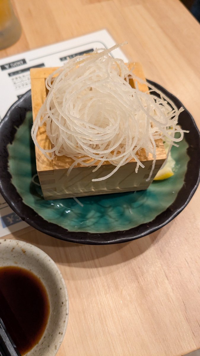 dobboji's tweet photo. 大根長すぎてすげぇ食べにくい
元は枡にはまってたのを食べようとしたらまったく分離できなくてこれ https://t.co/GvJM1KtcMS