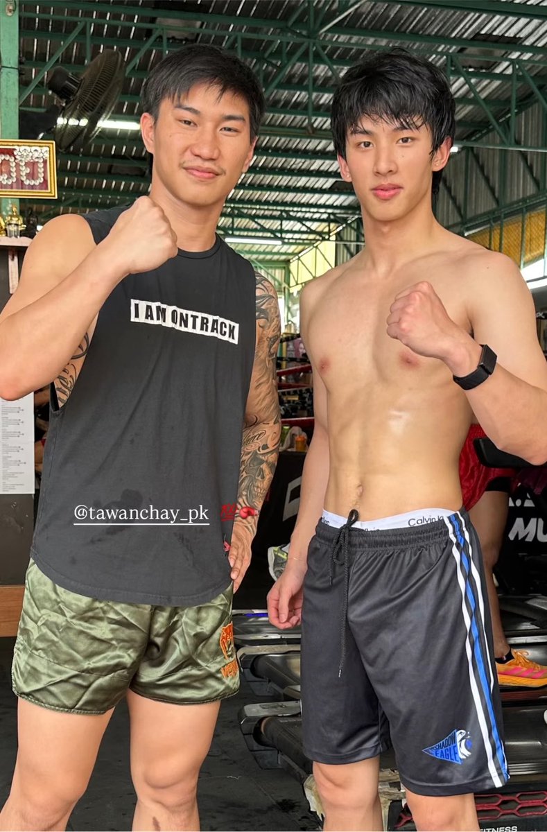 remmremii's tweet photo. เซิร์ฟกับพี่ตะวันฉาย 56655555 ฮีจะไปแข่ง one championship แล้วจริงๆ งรื ขอบทนักมวยให้ฮีเล่นหน่อยนะปีหน้า https://t.co/lhwXFgVVcX
