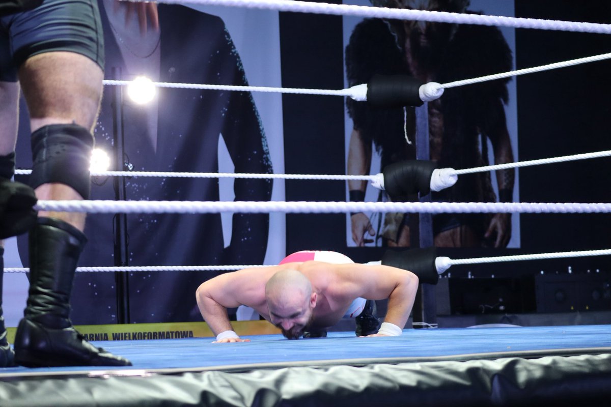 CJKlaksonPL's tweet photo. < push-ups > https://t.co/duxxCEw2Cl