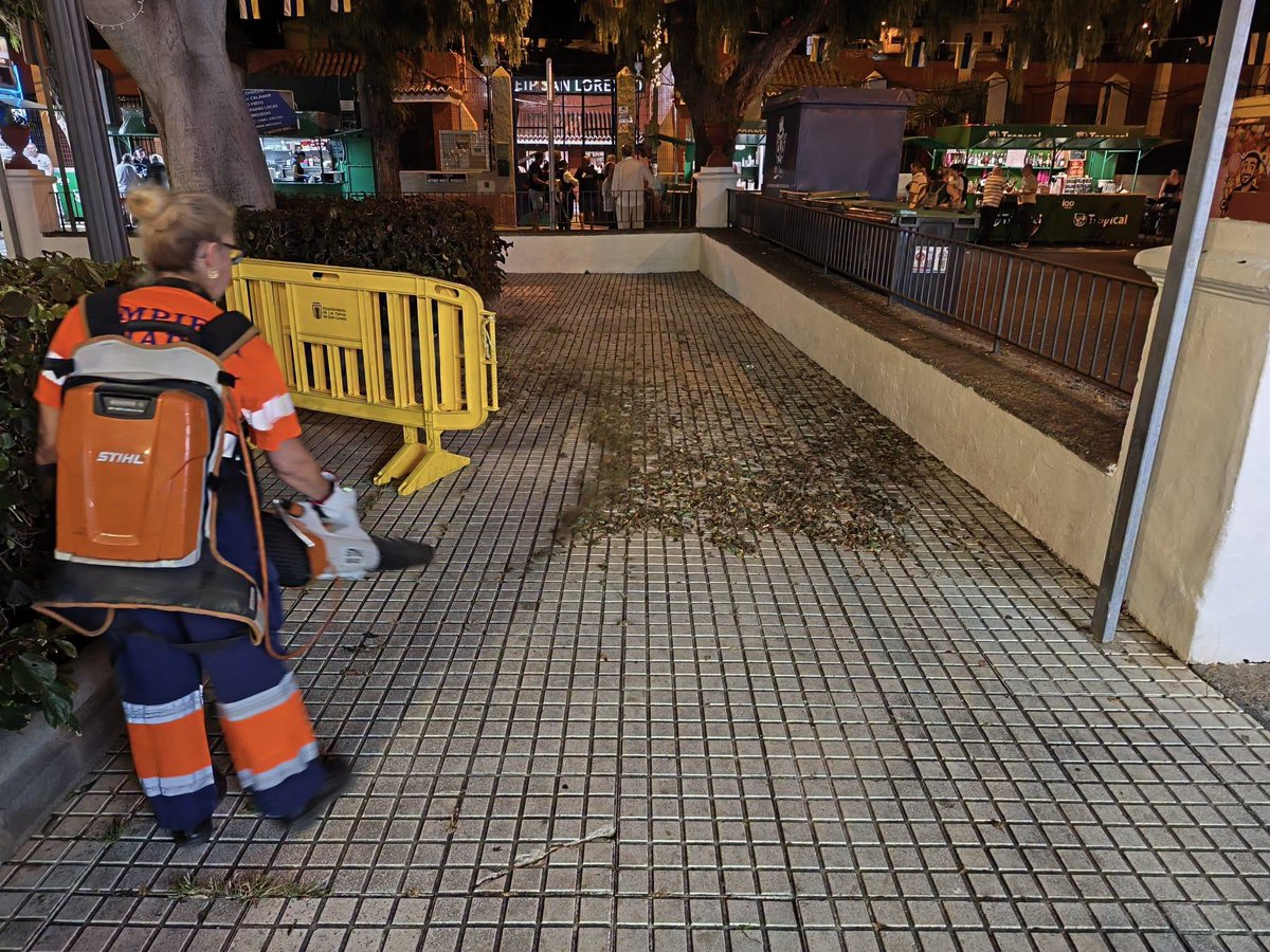 LimpiezaLPGC's tweet photo. Tareas  de limpieza y mantenimiento en  el casco urbano de San Lorenzo, con  objeto de mantener las mejores condiciones en materia de limpieza  durante la celebración de las Fiestas Patronales. https://t.co/LclNE1YNIA
