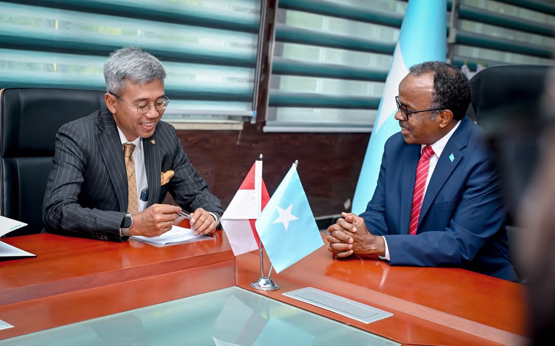 MOFASomalia's tweet photo. State Minister @AliOmarMP meets Indonesian Ambassador Witjaksono Adji to advance cooperation on blue economy, maritime resources &amp; capacity building. Somalia &amp; Indonesia establish technical teams. Strengthening partnership as fellow OIC members. @Kemlu_RI #Diplomacy https://t.co/P468QO8KIM