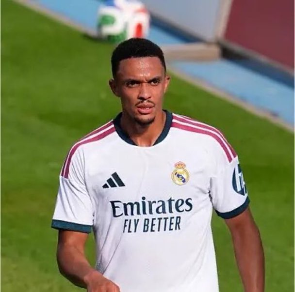 MadridXtra's tweet photo. 🚨 Jose Mourinho wants Trent to play more INSIDE this season and progress the ball.

Hence he believes signing a proper right sided attacker is KEY: someone that can help hold the width and run in behind. @diarioas https://t.co/eFtmEB2Dzo