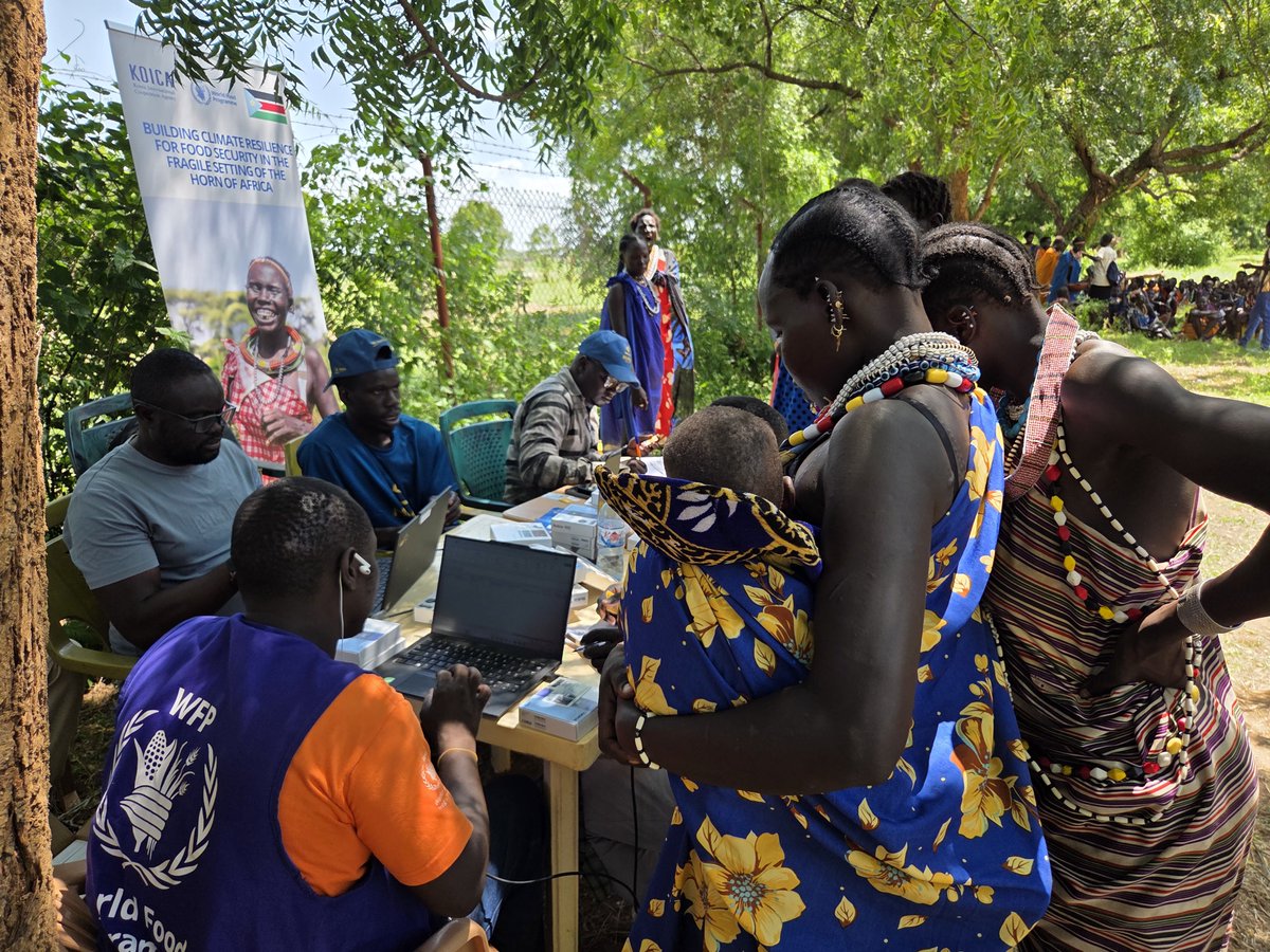 WFP_SouthSudan's tweet photo. 📱NEW | Can a mobile phone transform how humanitarian aid reaches an entire community?

Through WFP's digital cash innovation, 979 people in Kapoeta North are now accessing safer, faster assistance through mobile money, thanks to 𝗞𝗢𝗜𝗖𝗔 and Norwegian Peoples Aid.
#SouthSudan https://t.co/XTYDWtr4KX