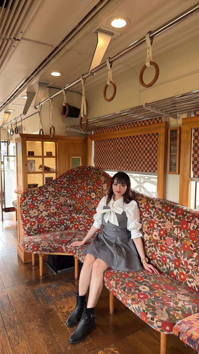 itomomomo's tweet photo. 正解は人吉でした！
という事でくま川鉄道さん @kumatetu_rail に、撮影で伺ってきました。2020年の大雨被災により寸断されていたくま川鉄道さん…ついに今年、2026年9月20日に全然復旧を果たします!!
みなさまより一足先に試運転列車でその区間も乗車してきたよー‼️
塗料の匂いがまだ香る球磨川第4橋梁、新しいバラスト、新駅と災害遺構として残った駅…
永江社長のアテンダントをいただきながら回ってきました🚞🤍
10/1~10/31の令和に残したい汽車旅
そして雑誌「J train」にも掲載予定です。おたのしみに☺️✨