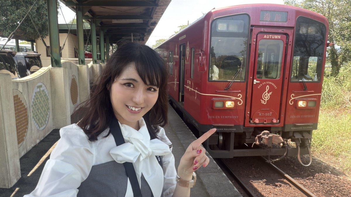 itomomomo's tweet photo. 正解は人吉でした！
という事でくま川鉄道さん @kumatetu_rail に、撮影で伺ってきました。2020年の大雨被災により寸断されていたくま川鉄道さん…ついに今年、2026年9月20日に全然復旧を果たします!!
みなさまより一足先に試運転列車でその区間も乗車してきたよー‼️
塗料の匂いがまだ香る球磨川第4橋梁、新しいバラスト、新駅と災害遺構として残った駅…
永江社長のアテンダントをいただきながら回ってきました🚞🤍
10/1~10/31の令和に残したい汽車旅
そして雑誌「J train」にも掲載予定です。おたのしみに☺️✨
