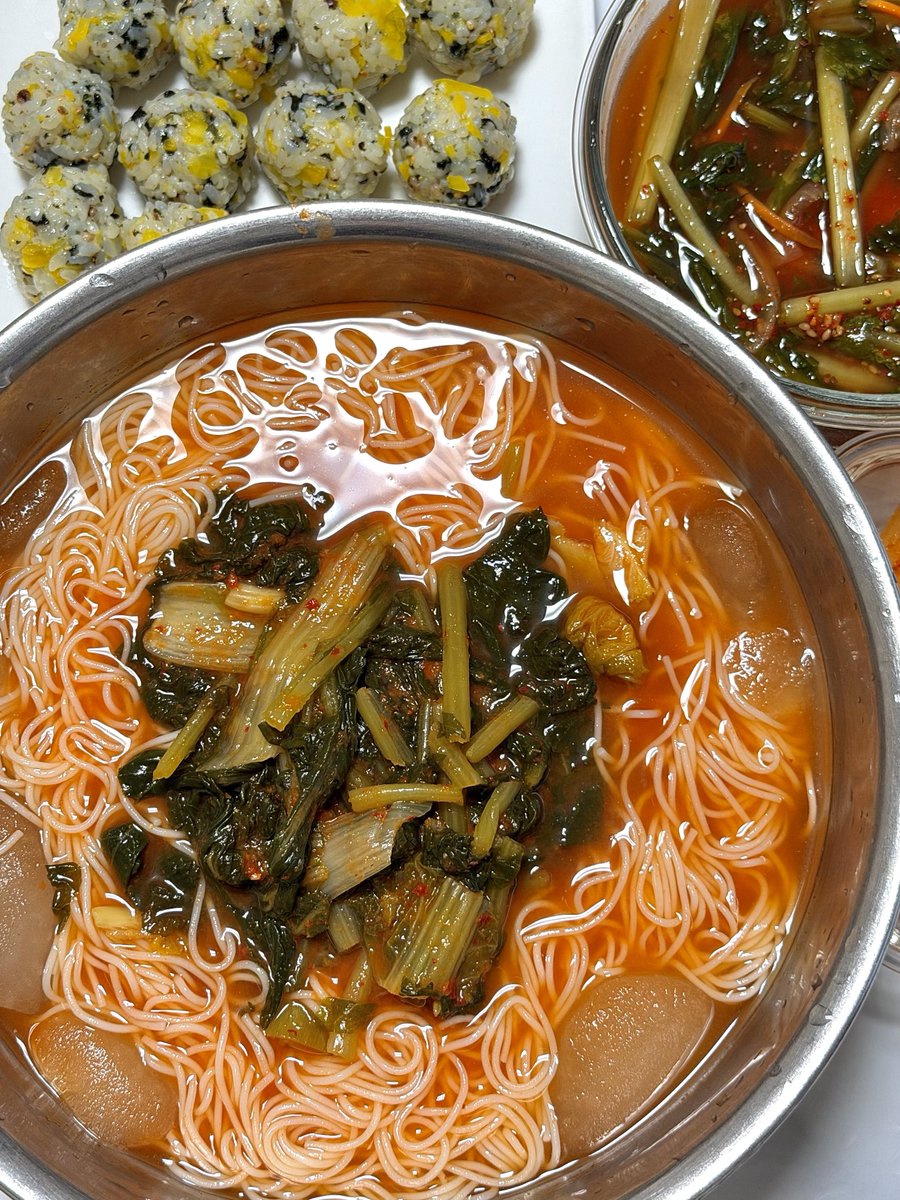 chimgoim's tweet photo. 더워서 열무김치국수 이런것만 땡김 https://t.co/kJOrXlvQBg