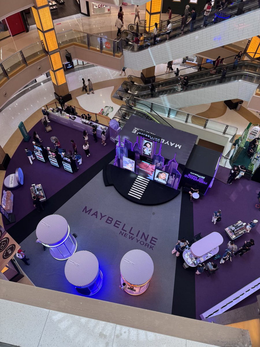 polcaruay's tweet photo. saja survey event venue for this saturday 😋 tingkat 3 pon masih clear ya nak nampak sky atas stage SUKA SUKA 

#MaybellinexSky
#SkyWongravee #SkyWongraveelnKL
#MaybellineMalaysia #GoMaxOrGoHome https://t.co/k4taHHd8F7