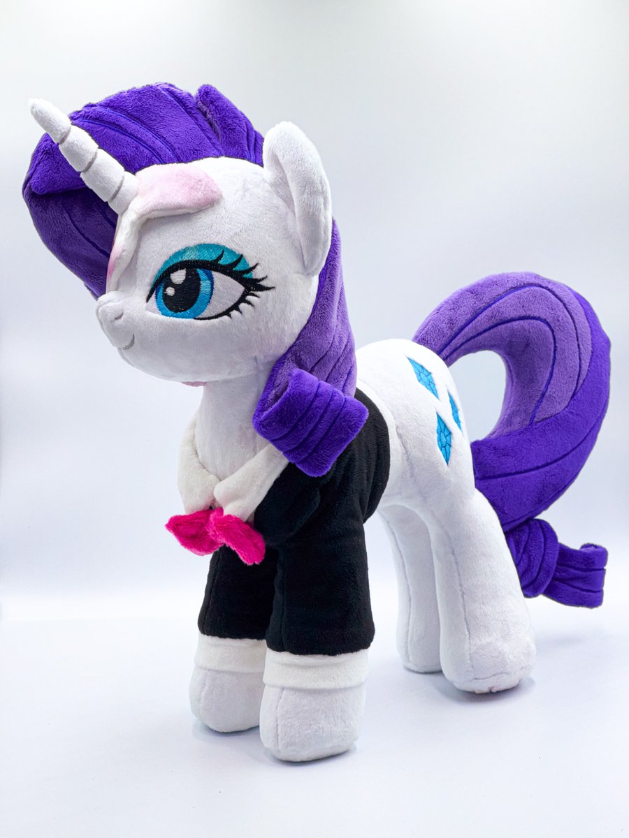 MsRarity6's tweet photo. My newest work. ✨
Rarity as The Phantom! 👻
My favorite pony as a character from my beloved musical. 🥹 The inspiration was a collectable card from kayou.
#rarity #mylittlepony #handmade #commission #mlpfim #phantomoftheopera #unicorn #plushie https://t.co/QrAbTJcnq6