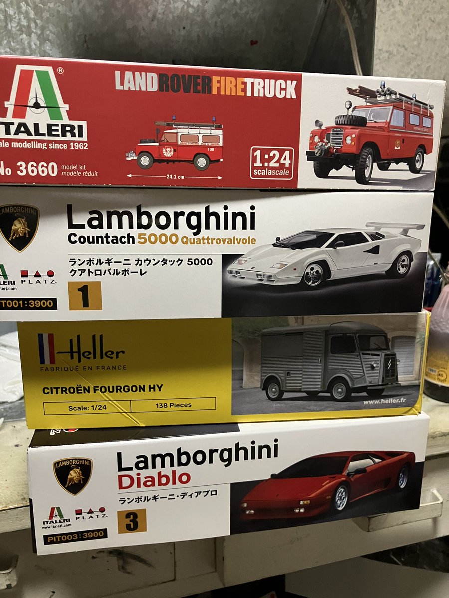 Yorunuko's tweet photo. ホビコレ福箱、届きました。
カーモデルキットは、ランドローバーの消防車、シトロエンのトラック？、そしてカウンタックとディアブロ。何とも難しそうで歯応えあるね。 https://t.co/D7R5UP4h5a