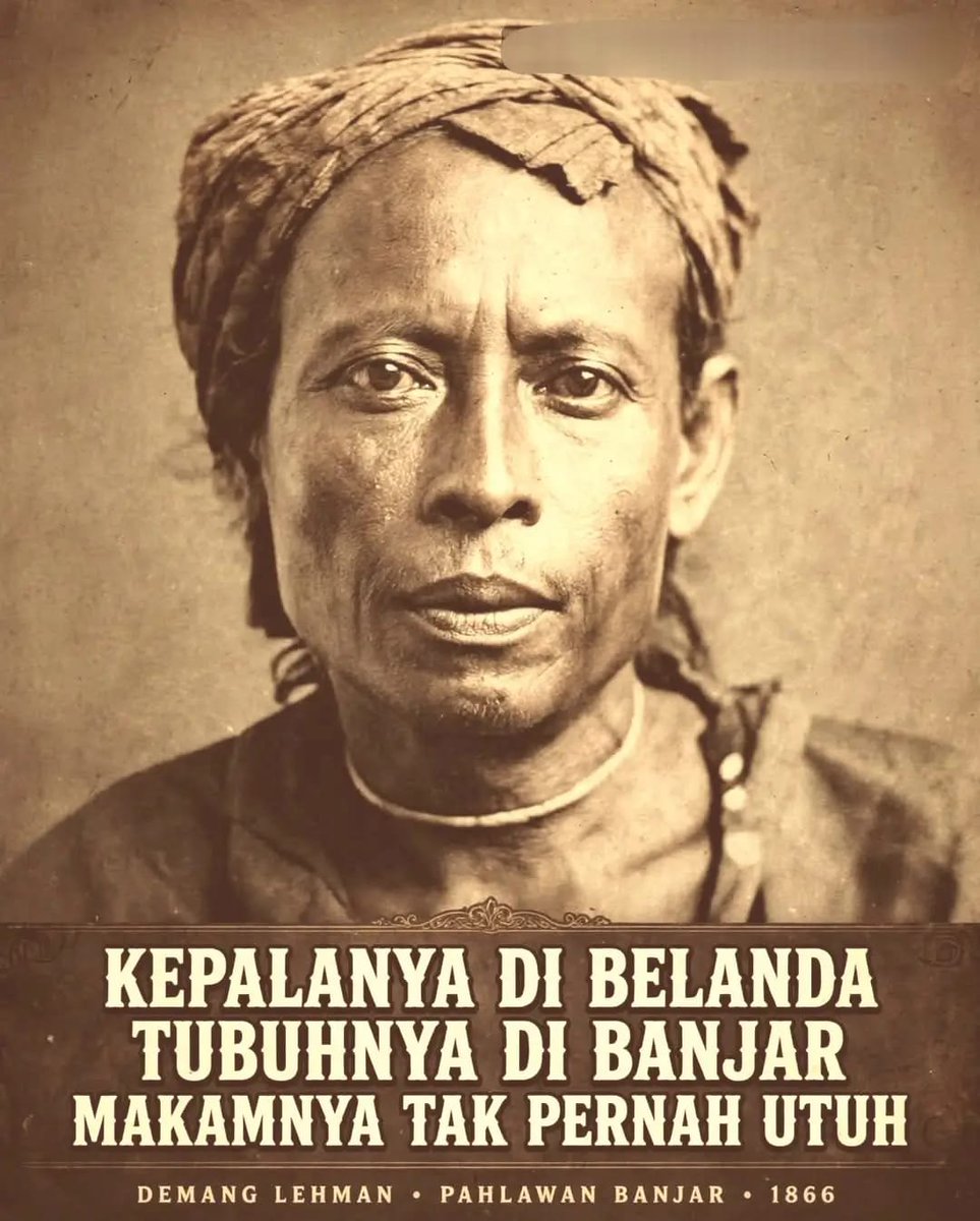 indepenSumatera's tweet photo. KEPALANYA DI BELANDA, TUBUHNYA DI BANJAR. MAKAMNYA TAK PERNAH UTUH.

Inilah Demang Lehman.

Nama aslinya Idies, lahir di Martapura 1832. Bukan bangsawan tinggi, ia hanya seorang panakawan atau ajudan setia dari Pangeran Hidayatullah II. Tapi karena kecerdasan dan kesetiaannya, ia diangkat menjadi Kiai Demang, kepala Distrik Riam Kanan dengan gelar Adipati Mangku Negara.

Saat Belanda menghapus Kesultanan Banjar tahun 1859, ia tidak memilih tunduk. Ia memilih perang Sabil.

Bersama Pangeran Antasari, ia menjadi panglima yang paling ditakuti Belanda. 30 Agustus 1859 ia guncang Martapura dengan 3000 pasukan dan hampir menewaskan Letnan Kolonel Boon Ostade. Benteng Tabanio ia rebut. Benteng Gunung Lawak dan Amawang ia pertahankan dengan darah.

Belanda sampai memberi harga untuk kepalanya: f2000 gulden.

Setelah Pangeran Hidayatullah ditipu dan diasingkan ke Cianjur, Demang Lehman tetap menolak menyerah. Ia bergerilya di hutan-hutan Gunung Pangkal, Batulicin, hanya makan dedaunan.

Ia tidak kalah oleh peluru. Ia kalah oleh pengkhianatan.

Seorang bernama Pembarani yang tergiur hadiah, menjebaknya tepat setelah ia selesai Shalat Subuh dalam keadaan tanpa senjata.

27 Februari 1864, bertepatan 19 Ramadhan, dalam keadaan berpuasa, ia dihukum gantung di Martapura. Saksi Belanda menulis: ia naik tiang gantung tanpa mata ditutup, wajahnya tidak berubah sedikitpun.

Kekejaman belum selesai. Setelah wafat, kepalanya dipenggal dan dibawa ke Negeri Belanda oleh konservator Rijksmuseum van Volkenkunde Leiden. Tubuhnya dimakamkan tanpa kepala di Martapura.

Sampai hari ini, 162 tahun kemudian, jasad dan kepalanya masih terpisah.

Al-Fatihah untuk Syuhada Banjar, Demang Lehman.
Haram Manyarah, Waja Sampai Kaputing!

1. Sumber Primer Belanda:
• Van Rees, W.A. (1865). De Bandjarmasinsche Krijg van 1859-1863 - Ini buku laporan militer Belanda yang paling detail mencatat gerakan Demang Lehman di Munggu Dayor, Tabanio, dan Gunung Lawak. • Verzameling der merkwaardigste vonnissen gewezen door de Krijgsraden te velde in de Zuid- en Ooster-afdeeling van Borneo 1859-1864 (1865) - Berisi salinan resmi vonis hukuman gantung Demang Lehman tanggal 27 Februari 1864.