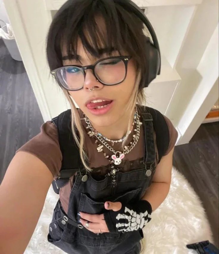 Mgoddess0's tweet photo. Would survive one night with me knowing i'm trans? 👀🏳️‍⚧️ https://t.co/ZhNUqzEack