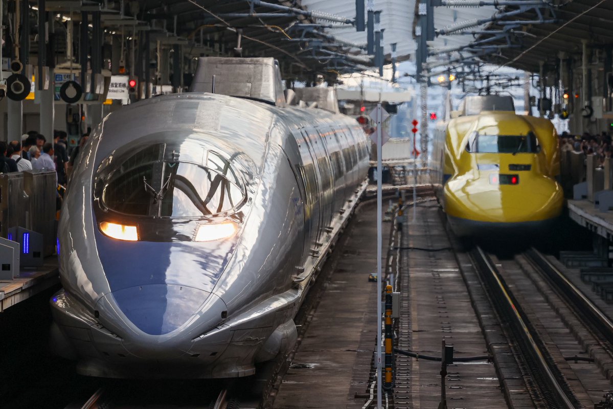 Rapid_0405T's tweet photo. 7/26 500系V8編成×923形T5編成

引退が迫る500系とドクターイエローの共演。大盛況の新大阪でした。 https://t.co/Ji0r05bblz
