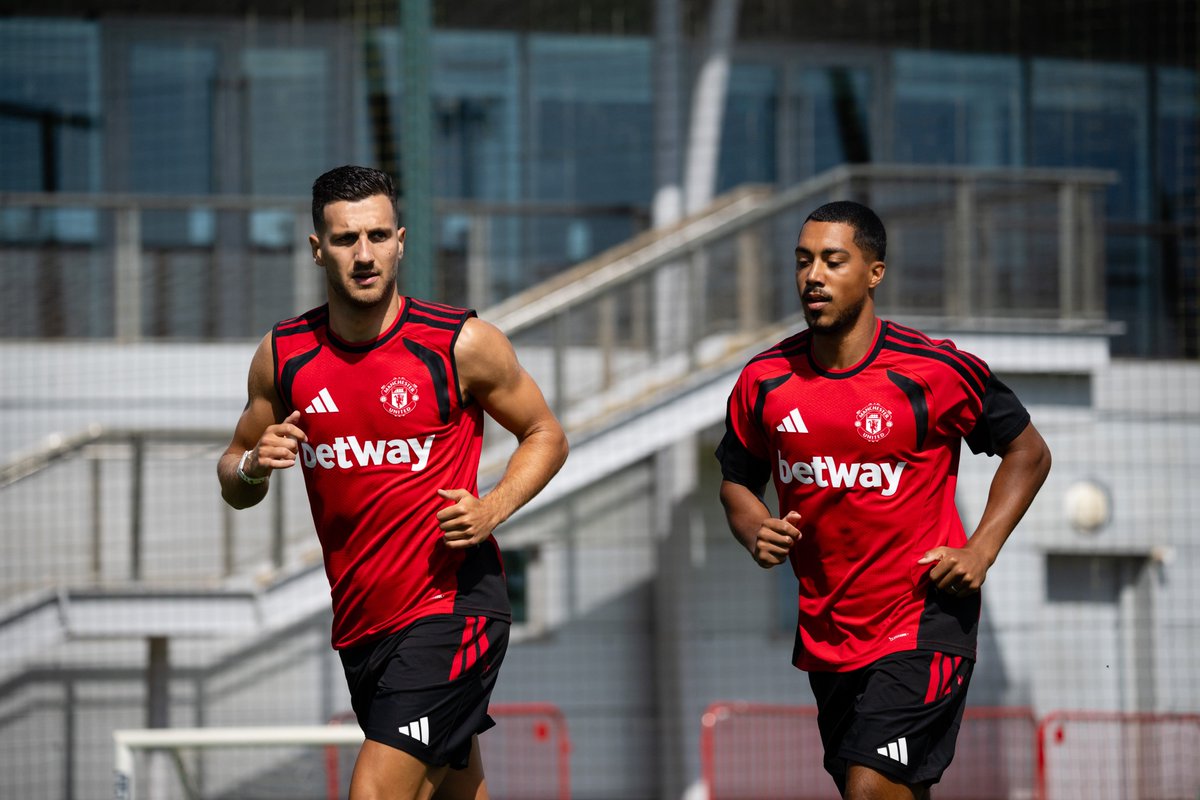ManUtd's tweet photo. Back to work 💪 https://t.co/0VuRvPxDOE