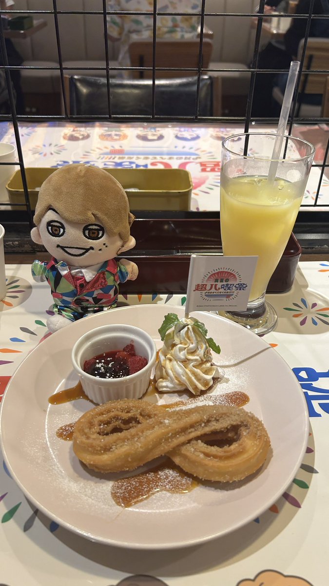 ayutadaeight's tweet photo. オープン2日目に超八喫茶行ってきました🙌
一人で心細かったけど前後に並んでいる人達がみんなお1人参加のeighterさんで、相席のテーブルに通されたのでおしゃべりしながら楽しく過ごせました💖
安田担のみなさんの当選お祝いしたり、ライブ映像見てわいわいできて最高空間でした🫶 https://t.co/f73nRW9SPx