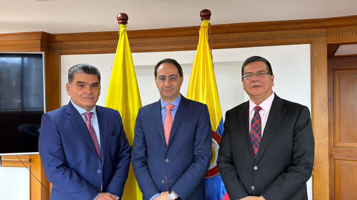 jrestrp's tweet photo. Nos reunimos con el Procurador General, Gregorio Eljach, para presentarle los avances del Empalme Anticorrupción y compartir las principales alertas identificadas sobre riesgos fiscales, posibles hechos de corrupción y situaciones que comprometen la adecuada administración de los recursos públicos.

Como lo ha planteado el presidente electo @ABDELAESPRIELLA, la construcción de la #PatriaMilagro requiere instituciones fuertes, coordinadas y comprometidas con el interés general. Por eso valoramos la disposición de la Procuraduría General de la Nación para trabajar de manera articulada con el Gobierno entrante.

Acordamos fortalecer los mecanismos de coordinación e intercambio de información entre las instituciones, hacer seguimiento a los principales riesgos identificados durante el empalme, aprovechar los instrumentos de conciliación y defensa jurídica del Estado en coordinación con la Agencia Nacional de Defensa Jurídica del Estado, y acompañar un proceso de transición transparente que garantice la protección del patrimonio público.

La lucha contra la corrupción no admite esfuerzos aislados. Requiere instituciones que cooperen, compartan información y actúen con rigor para defender cada peso de los colombianos. Ese será uno de los principios del Gobierno del presidente @ABDELAESPRIELLA. 

Así construimos la #PatriaMilagro. 🇨🇴