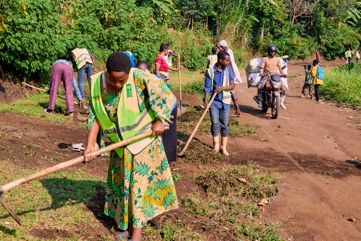 PNUDRDC's tweet photo. À Masisi, une route réhabilitée, c'est bien plus qu'un accès facilité : c'est un chemin vers l'espoir. Les 6 km reliant Mushaki, Matanda, Bweremana et Shasha permettent aux producteurs, notamment aux femmes, d'accéder plus facilement aux marchés.

Grâce au Programme JAD du PNUD, 120 ménages vulnérables ont été soutenus et 750 personnes ont généré des revenus. Un véritable levier de développement, de résilience et d'autonomisation économique.
@CanadaRDC 
#PNUDRDC #Canada #AutonomisationDesFemmes #Masisi #ProgrammeJAD