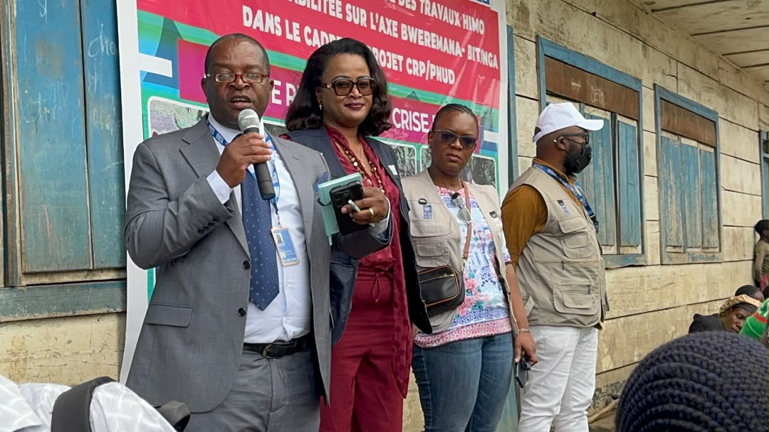 PNUDRDC's tweet photo. À Masisi, une route réhabilitée, c'est bien plus qu'un accès facilité : c'est un chemin vers l'espoir. Les 6 km reliant Mushaki, Matanda, Bweremana et Shasha permettent aux producteurs, notamment aux femmes, d'accéder plus facilement aux marchés.

Grâce au Programme JAD du PNUD, 120 ménages vulnérables ont été soutenus et 750 personnes ont généré des revenus. Un véritable levier de développement, de résilience et d'autonomisation économique.
@CanadaRDC 
#PNUDRDC #Canada #AutonomisationDesFemmes #Masisi #ProgrammeJAD