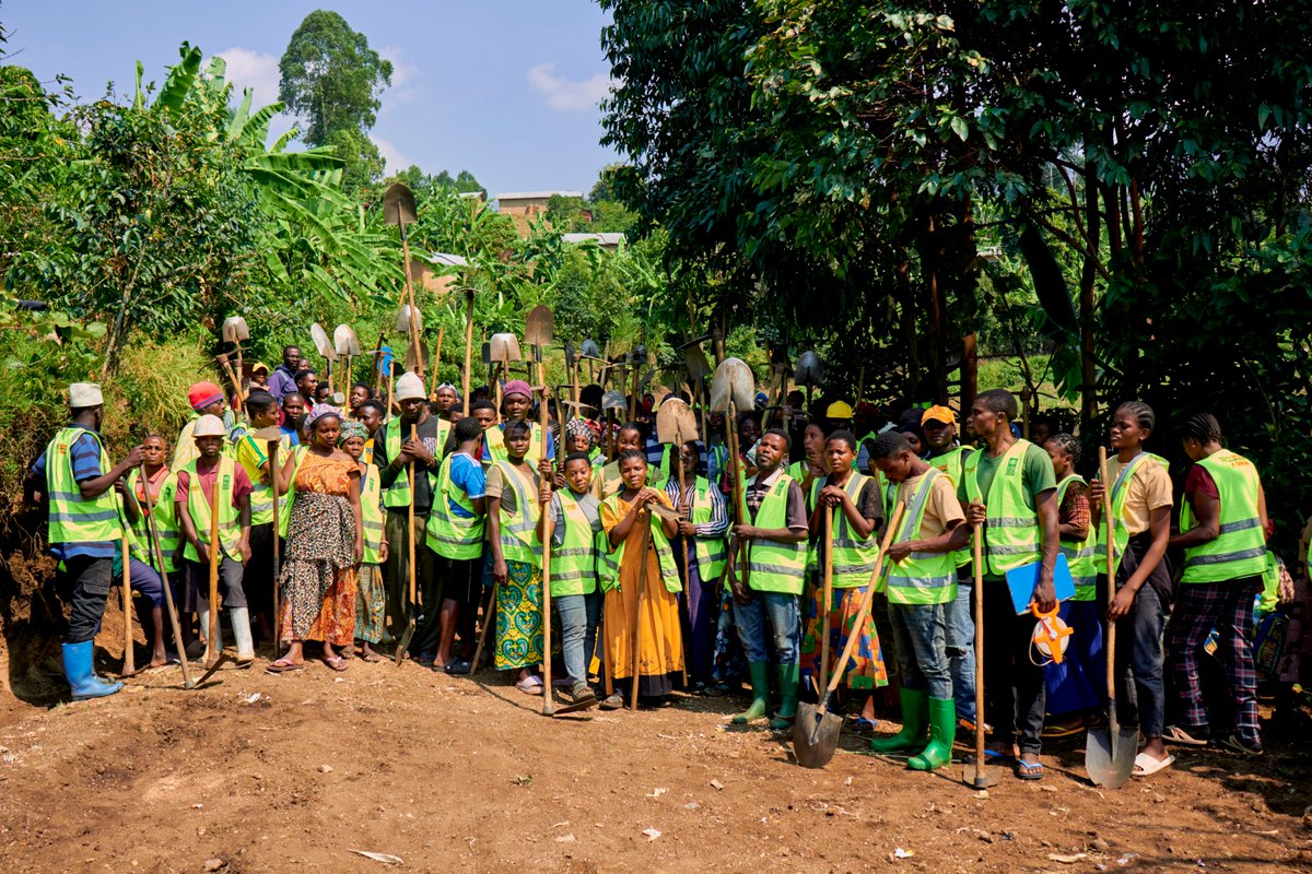 PNUDRDC's tweet photo. À Masisi, une route réhabilitée, c'est bien plus qu'un accès facilité : c'est un chemin vers l'espoir. Les 6 km reliant Mushaki, Matanda, Bweremana et Shasha permettent aux producteurs, notamment aux femmes, d'accéder plus facilement aux marchés.

Grâce au Programme JAD du PNUD, 120 ménages vulnérables ont été soutenus et 750 personnes ont généré des revenus. Un véritable levier de développement, de résilience et d'autonomisation économique.
@CanadaRDC 
#PNUDRDC #Canada #AutonomisationDesFemmes #Masisi #ProgrammeJAD