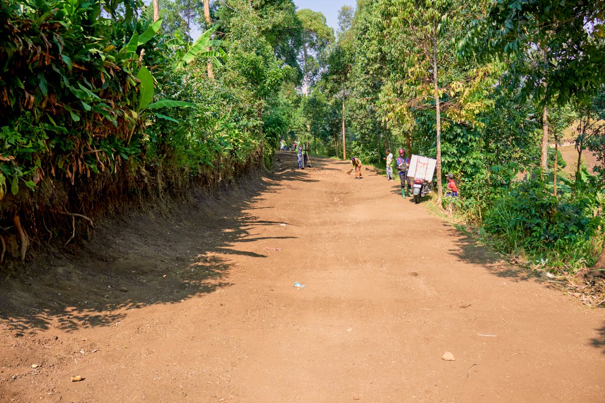 PNUDRDC's tweet photo. À Masisi, une route réhabilitée, c'est bien plus qu'un accès facilité : c'est un chemin vers l'espoir. Les 6 km reliant Mushaki, Matanda, Bweremana et Shasha permettent aux producteurs, notamment aux femmes, d'accéder plus facilement aux marchés.

Grâce au Programme JAD du PNUD, 120 ménages vulnérables ont été soutenus et 750 personnes ont généré des revenus. Un véritable levier de développement, de résilience et d'autonomisation économique.
@CanadaRDC 
#PNUDRDC #Canada #AutonomisationDesFemmes #Masisi #ProgrammeJAD