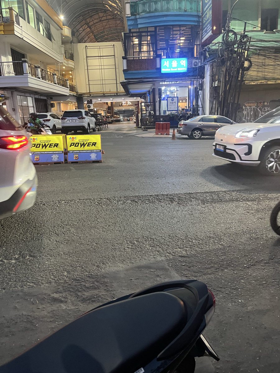 LambeyNyengir's tweet photo. Ieu water barrier ngahaja di buka ku mangkeluk nu neangan cuan. Ngamacetkeun loba nu putar arah didieu @PRFMnews https://t.co/NZq9OEDuqu
