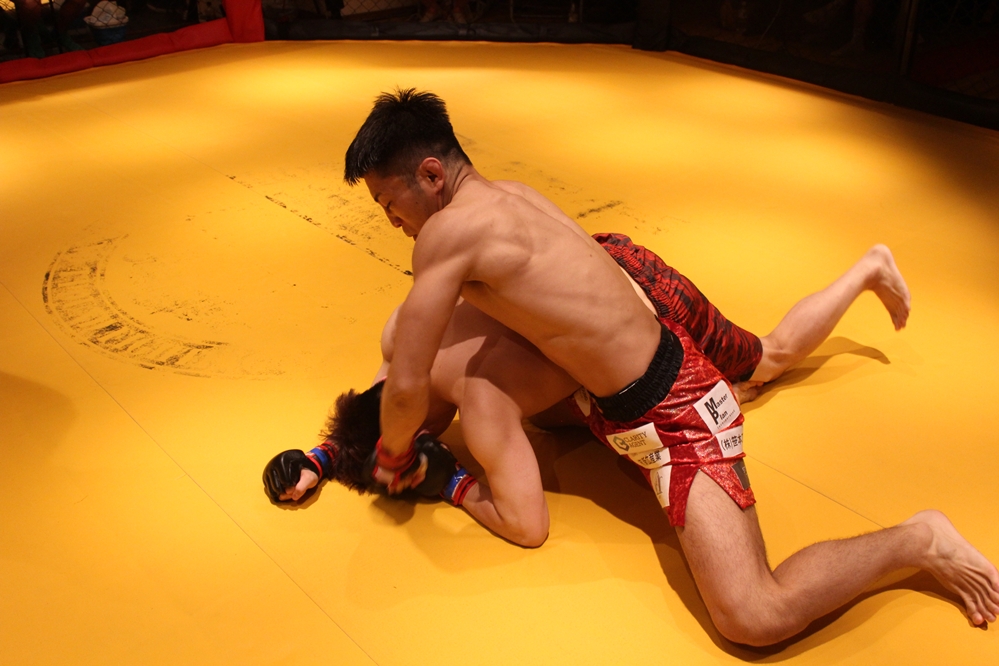 mmaplanet_twit's tweet photo. 写真を追加しました
【PFC41】バンタム級王者・森永が初回で西に肩固めを極めて防衛成功。試合後にRIZIN再出撃を宣言
https://t.co/tiJW3SWYym
森永が力強い組みと寝技で一本勝ちした
#PFC41 https://t.co/0q0jHBWr3S