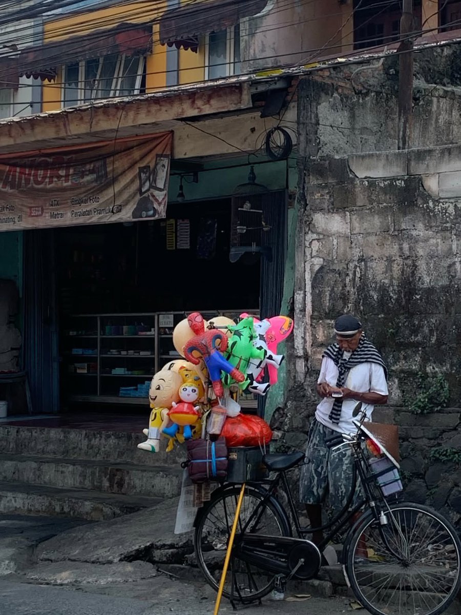 mamahmuda1_'s tweet photo. guys, untuk yg di cilodong sekitarnya kalo liat bapak ini boleh tolong dibeli  balon karakter nya untuk anak nya ya🙏🏻🥹 tadi aku ga sempet mampir krn posisi nya lagi buru buru.
jadi ke inget papah aku liat orang tua masih jualan😮‍💨🥹
cc: 01capricorngirl_ https://t.co/A4HlOlNPUs