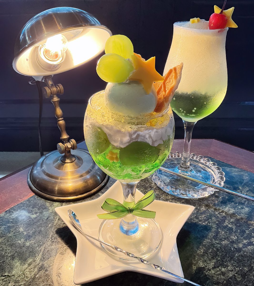 Todo_360's tweet photo. ＜Andart：アンダート（御徒町）＞ 
8月誕生石ペリドットの『シャインマスカットと青林檎のクリームチーズパルフェ』は、白葡萄と青林檎のゼリーが美しいグラス。白い球体は、爽やかな酸味のクリームチーズ。『アフォガート』『夕空のハーブティー』を追加。一番星みつけたの歌詞通り、3番星まで見える https://t.co/7GRiu0n9Kb