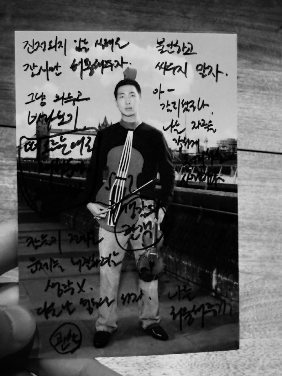 knj_brasil's tweet photo. 📷 | Tradução dos textos feitos por Namjoon na foto de hoje:

“Vamos permitir, por um momento, esse estado de não conseguir se acalmar.
Não lute contra a ansiedade.
Apenas deixe estar e observe.
“Ah, percebi isso.”
Deixe os pensamentos surgirem naturalmente e apenas os observe.
Eu sou uma pessoa que processa os estímulos de forma intensa.
O observador dos próprios pensamentos.
Antes de dormir, não tente resolver os problemas.
Aja no dia seguinte.
Observe.
Permitir que eu seja quem sou.”