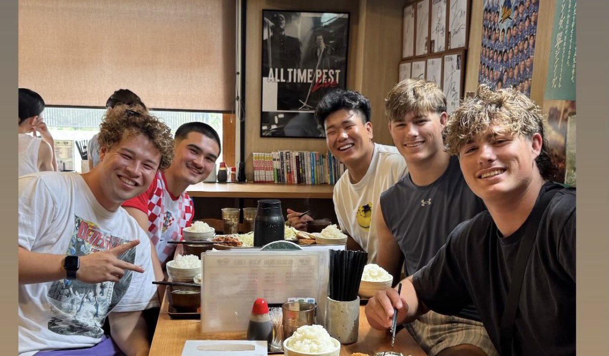 rugbyjpcom's tweet photo. 🇯🇵🇦🇺 New Saitama wing Toshi Butlin, 21, has arrived in Japan after joining from Top 14 side Pau

Brisbane-born Butlin, an ex-sprinter, has a Japanese mother. He’s pictured here with new teammates the Joubert brothers, Orion Schmok &amp; Ryoku Masuo

📸 Orion’s IG

#rugbyjp https://t.co/eO92M9VoOY