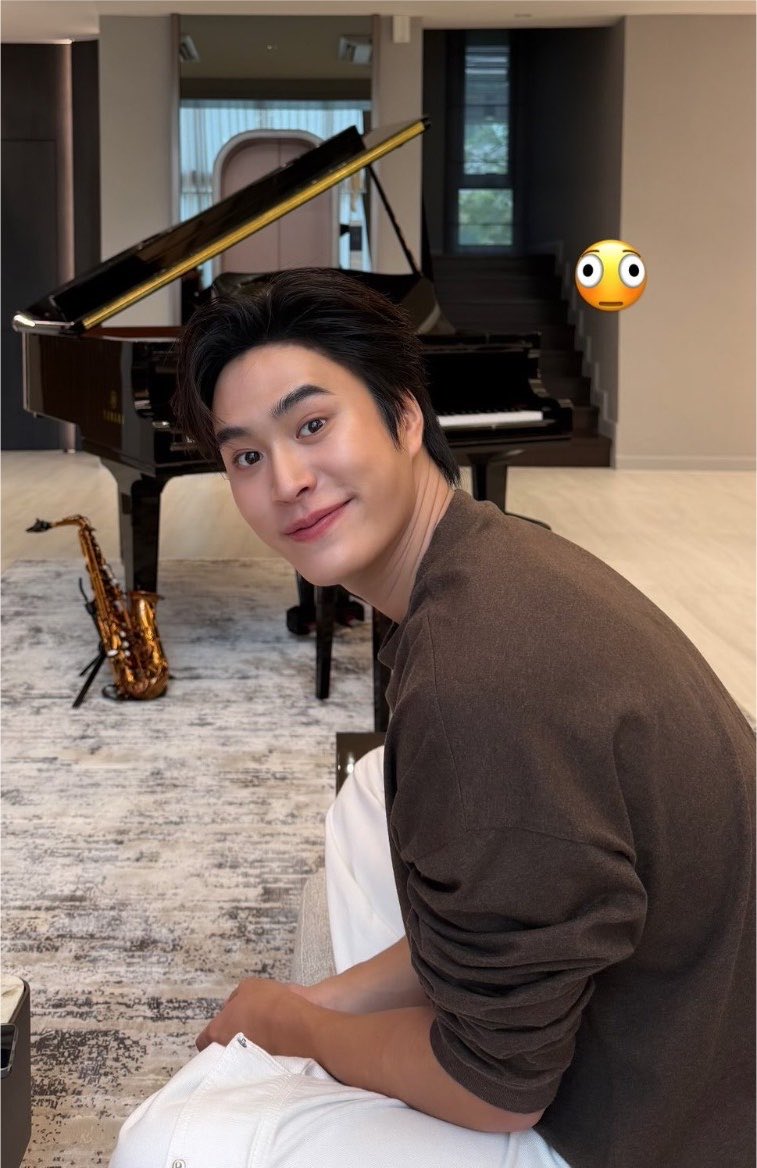 pipipinkfourth's tweet photo. Fot being pretty                  Gem: MY UKE❤️ https://t.co/U9kMbMkdfY