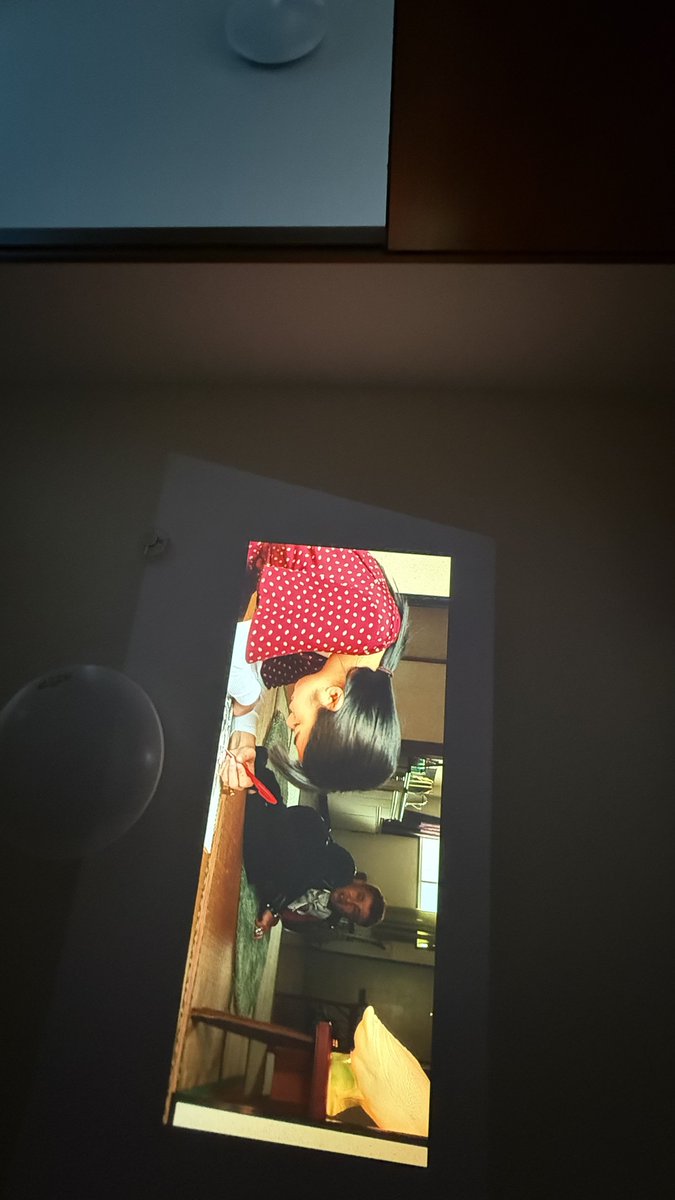 nayahrak's tweet photo. お昼にカーテン閉めてプロジェクター天井にうつして見てる写真と、隣の部屋で電気をつけたときの写真
お昼に明るくても意外と見える
おすすめです https://t.co/F93WKbEwTz