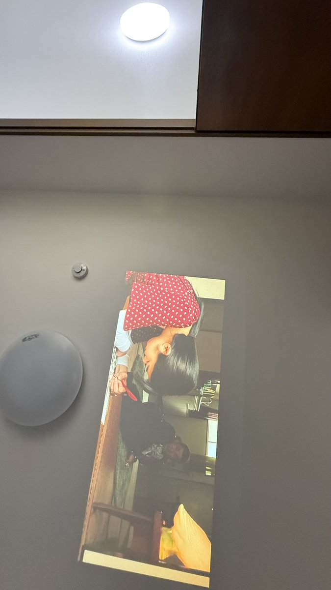 nayahrak's tweet photo. お昼にカーテン閉めてプロジェクター天井にうつして見てる写真と、隣の部屋で電気をつけたときの写真
お昼に明るくても意外と見える
おすすめです https://t.co/F93WKbEwTz