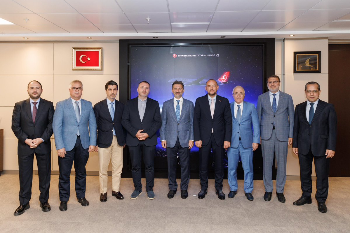 BurhanOzdemirTR's tweet photo. Türk Hava Yolları (THY) Yönetim Kurulu Başkanlığı görevine seçilen Sayın Prof. Dr. Murat Şeker’e hayırlı olsun ziyaretinde bulunarak, yeni döneme dair son derece verimli bir görüşme gerçekleştirdik.

Görüşmemizde; bayrak taşıyıcı markamız THY’nin küresel ölçekteki vizyonunu, ülkemizin ihracat, lojistik ve turizm potansiyeline sunduğu stratejik katkıları ve yeni dönem hedeflerini istişare ettik. MÜSİAD’ımızın yaygın küresel teşkilat ağı ile THY’nin dünyayı buluşturan uçuş gücünün oluşturduğu sinerjiyi, iş dünyamızın uluslararası pazarlardaki konumunu pekiştirecek iş birliği imkânlarını değerlendirdik.

Sayın Şeker’e yeni görevinin hayırlı olmasını temenni ediyor; misafirperverlikleri ve samimi değerlendirmeleri için teşekkür ediyorum.