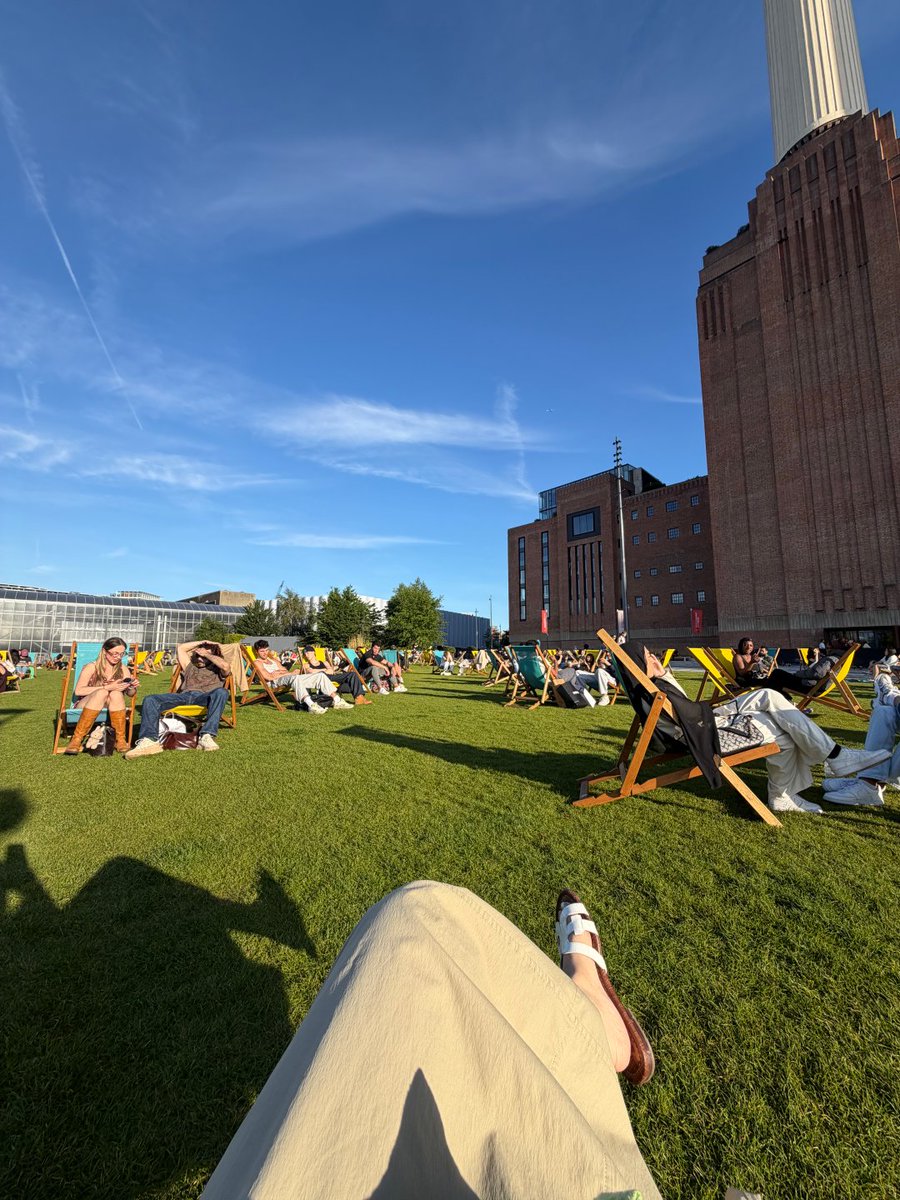 Pabvdhews's tweet photo. Wow, this lawn lounge area in London is so nice to lie on #London https://t.co/gvXTBHcFLl