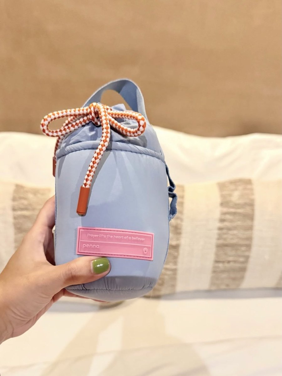 _milkycupcakes_'s tweet photo. AKU NOBATKAN INI SEBAGAI MUKENA TERCANTIK😍💓
design pouch nya gemes banget, bahan mukena nya bukan yg kresek-kresek gitu pokoknya best deh👌 https://t.co/7rh7fQGjTS