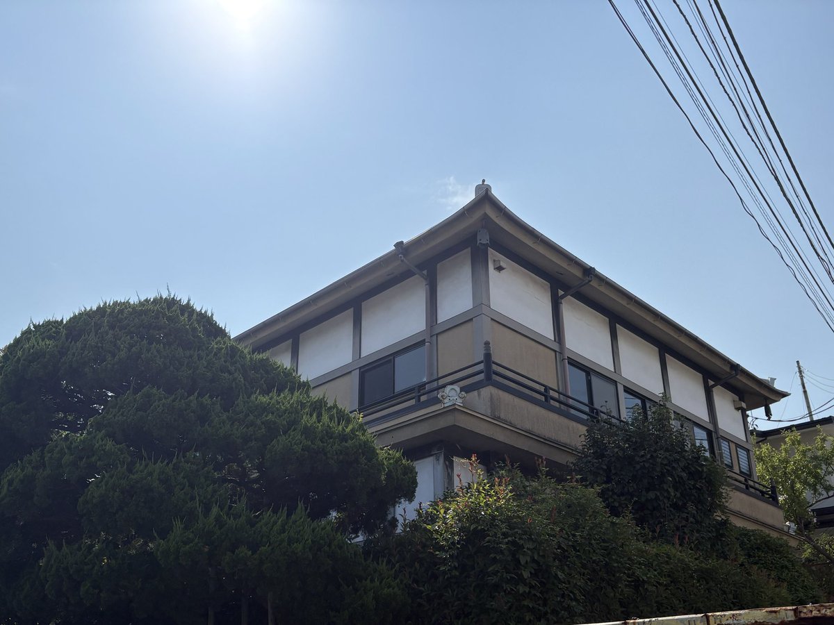 hamasan_new's tweet photo. 寳光一心教会（日蓮宗　横浜市中区）

　#御朱印　#御首題　#日蓮宗

　大正時代、根岸競馬場の装蹄師である杉浦夫妻が宝光天子（日天子）をお祀りしたのが始まりです☀️🐎
　昭和十三年に教会が成立、歴代のご上人、地域の題目講の人たちによって守られています🙏🪷
　達筆な御首題とお言葉を拝領✍️ご先祖様や人生について様々なお話しをさせていただきました。人生楽しまなくちゃね😆🌺お優しいご上人さまに感謝です🎶