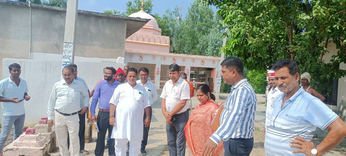 CdoKushinagar's tweet photo. 1. विकास खण्ड कप्तानगंज के ग्राम पंचायत - पकड़ी में सरोवर का निरीक्षण किया गया जिमसें पाथ वे की साफ-सफाई, मंदिर परिसर की साफ-सफाई, तथा ओपन जिम के कार्य संतोषजनक पाया गया।
निर्देश: संत निवास की मरम्मत और सरोवर में फाइटो रेमिडिएशन का कार्य करवाने हेतु सम्बंधित को निर्देशित किया गया ,उपस्थित ग्रामीणों ने बताया की प्रतिदिन औसतन 50-60 व्यक्ति तालाब के किनारे टहलते हैं और ओपन जिम का उपयोग करके व्यायाम करते हैं।
*2. हरपुर मछागर में निरीक्षण*
वर्ष 2022-23 में निर्मित अमृत सरोवर का निरीक्षण किया गया। वर्तमान में घास व अन्य की साफ-सफाई करवाने हेतु संबंधित अधिकारीनिर्देशित किया गया।
@CMOfficeUP
@dm_kushinagar
@UPGovt @InfoDeptUP
